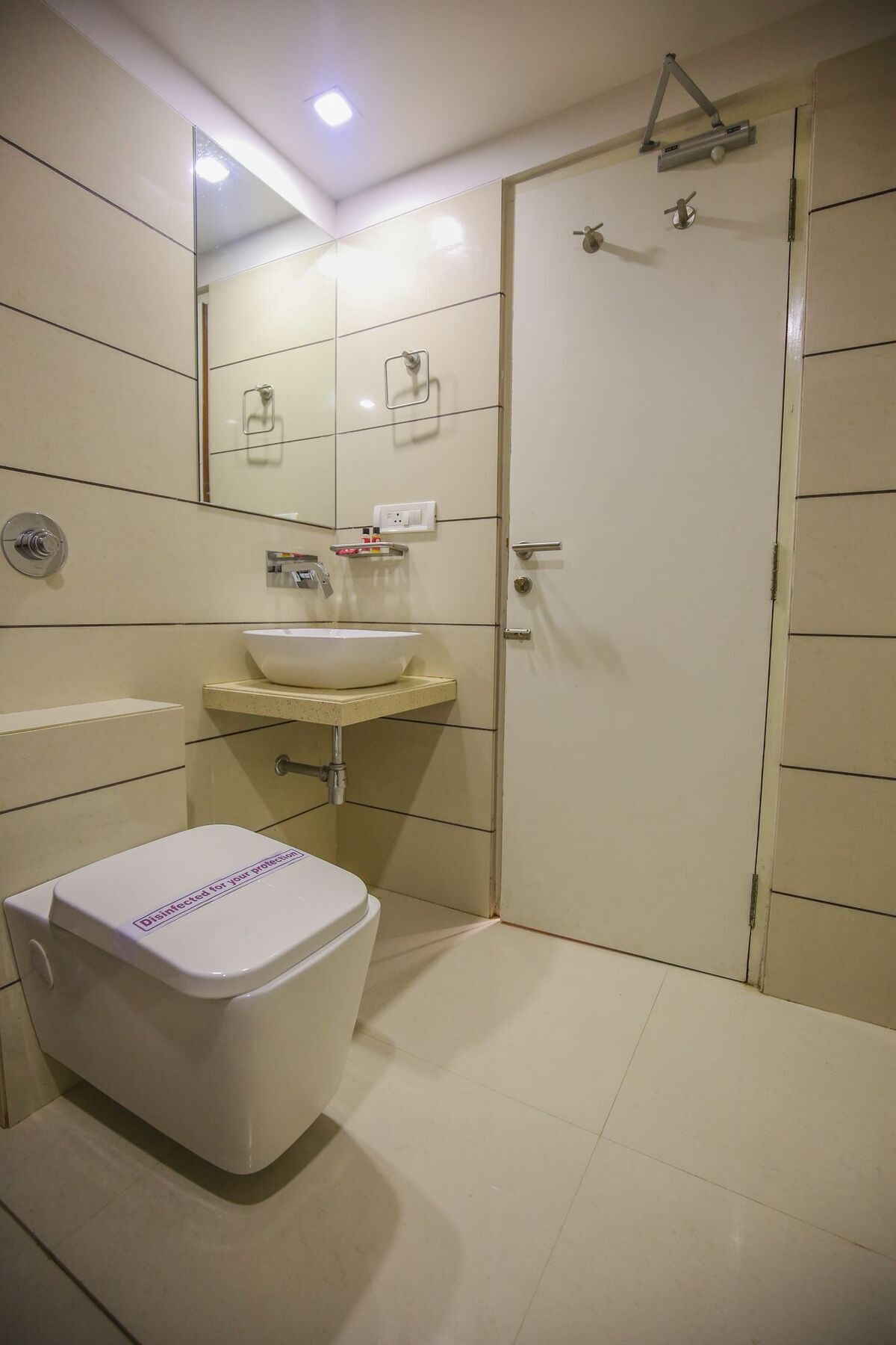โอโย 8758 โฮเต็ล สวาคะตม Hotel อาเมดาบัด ภายนอก รูปภาพ